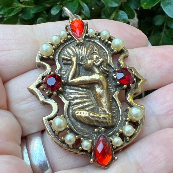VINTAGE LARGE PENDANT BY CORO CHERUB ANGEL PLAYING FLUTE RED RHINESTONES PEARLS - Picture 16 of 16